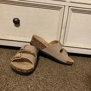 CL LAUNDRY TAN/ beige gold Rhinestoned sandals pre-owned size 7W